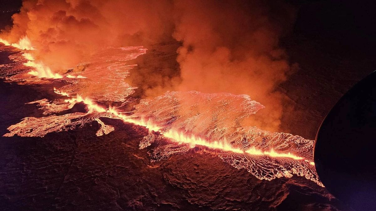 Obávaná erupce začala. Na Islandu se otevřela čtyřkilometrová trhlina